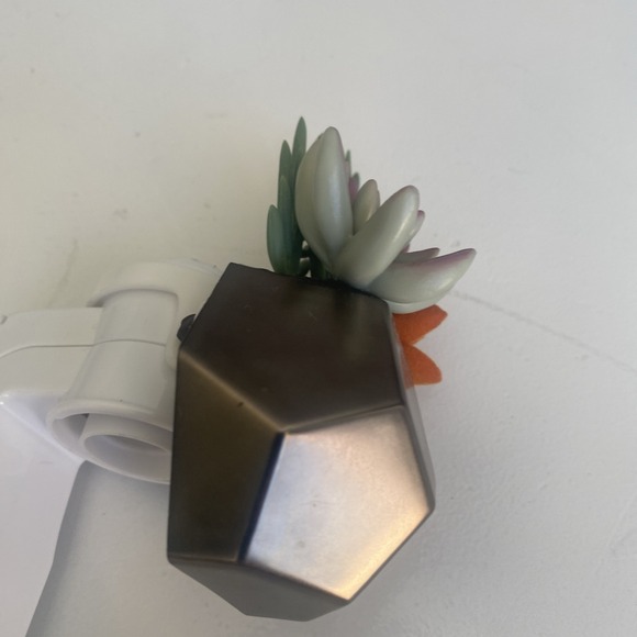 Bath & Body Works SUCCULENT GEOMETRIC PLANTER Wallflower Plug In Holder Set Of 2 - Picture 3 of 12